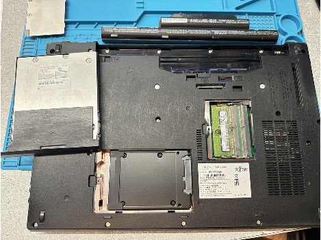Fujitsu LIFEBOOK E557 15.6" i5-7200U 8GB 1260GB клас А