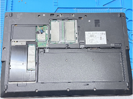 Fujitsu LIFEBOOK U757 15.6" i5-7200U 8GB 256 клас А